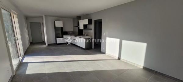 Location                                                      Maison
                        
                     4 pièces                      73 m2                     à Saint-Jean-d'Angély