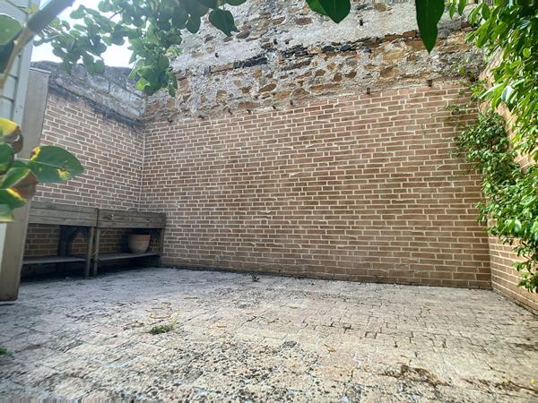 A vendre Angers Gare, place Lafayette.Maison ancienne type angevine, environ 130m² au sol, 4 chambres plus un bureau en rez-de-chaussée,cour intérieure avec un abris, cave. Nestenn Angers Doutre