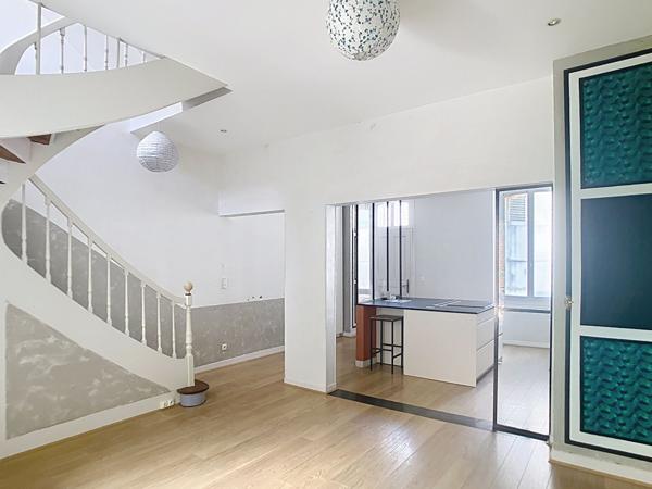 A vendre Angers Gare, place Lafayette.Maison ancienne type angevine, environ 130m² au sol, 4 chambres plus un bureau en rez-de-chaussée,cour intérieure avec un abris, cave. Nestenn Angers Doutre