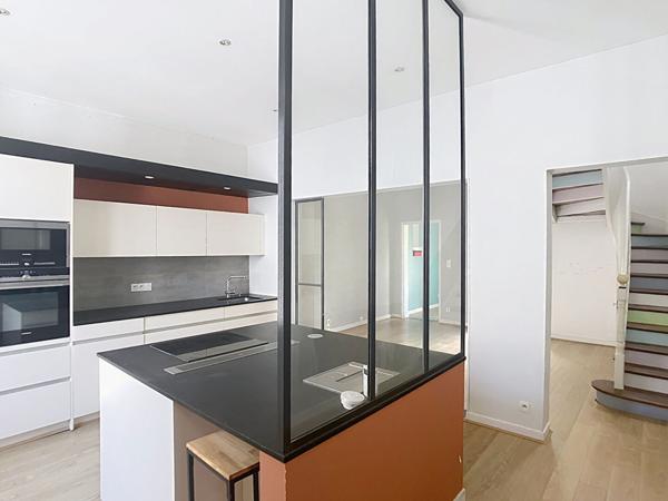 A vendre Angers Gare, place Lafayette.Maison ancienne type angevine, environ 130m² au sol, 4 chambres plus un bureau en rez-de-chaussée,cour intérieure avec un abris, cave. Nestenn Angers Doutre