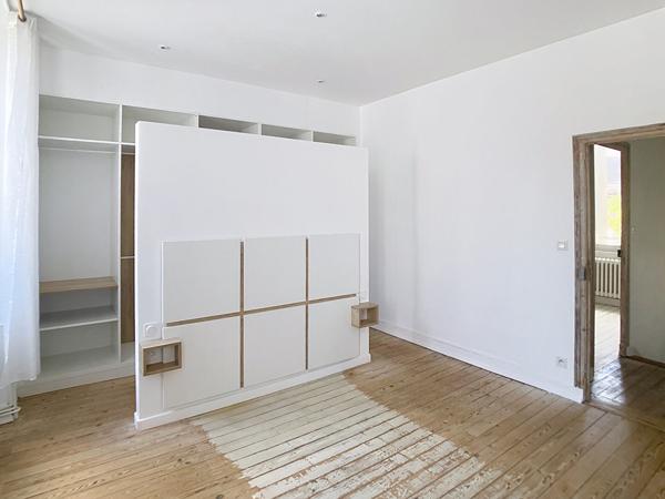 A vendre Angers Gare, place Lafayette.Maison ancienne type angevine, environ 130m² au sol, 4 chambres plus un bureau en rez-de-chaussée,cour intérieure avec un abris, cave. Nestenn Angers Doutre