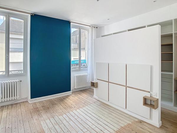 A vendre Angers Gare, place Lafayette.Maison ancienne type angevine, environ 130m² au sol, 4 chambres plus un bureau en rez-de-chaussée,cour intérieure avec un abris, cave. Nestenn Angers Doutre