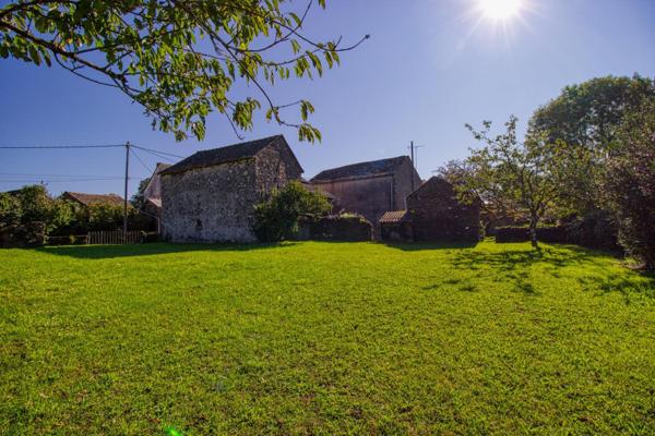 Ancien corps de ferme 215m2 en pierre à rénover – Hameau de Pampelonne