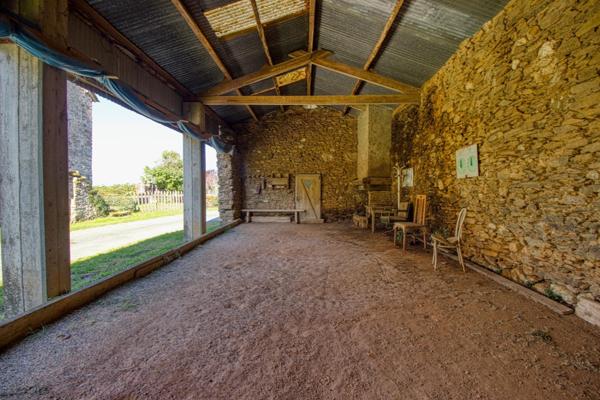 Ancien corps de ferme 215m2 en pierre à rénover – Hameau de Pampelonne