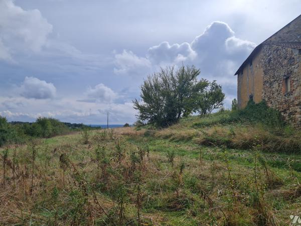 Terrain constructible avec grange et vue.