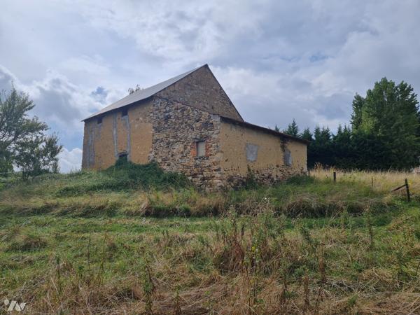 Terrain constructible avec grange et vue.