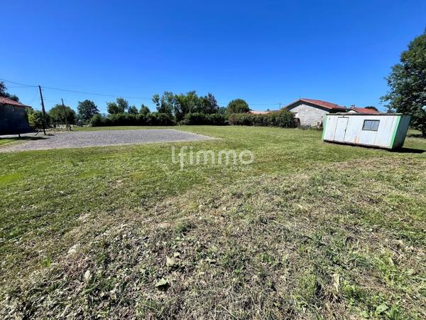 Terrain constructible 4 300 m², eau et électricité installées.