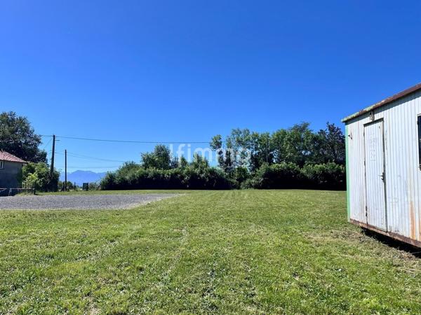 Terrain constructible 4 300 m², eau et électricité installées.