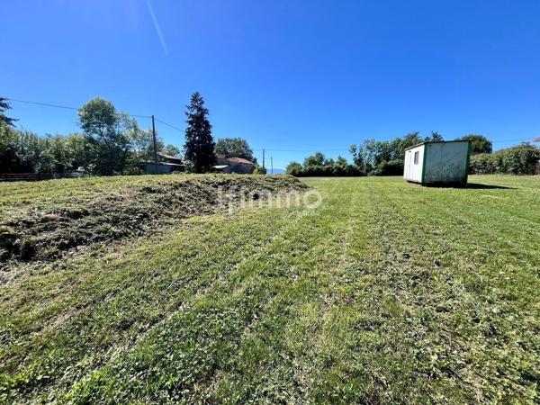 Terrain constructible 4 300 m², eau et électricité installées.