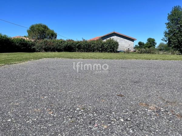 Terrain constructible 4 300 m², eau et électricité installées.