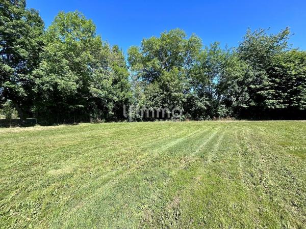 Terrain constructible 4 300 m², eau et électricité installées.