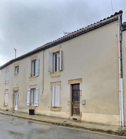 IDEAL INVESTISSEUR ! Dans le charmant village de Monclar venez découvrir cette jolie maison. Ce sont au total 50.46m2 habitables répartis sur trois niveaux qui vous attendent. Au rez-de-chaussée, vous trouverez une cave de 23,63 m2 et un grand garage d'e , Monclar