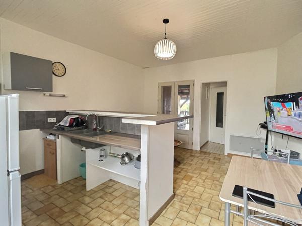IDEAL INVESTISSEUR ! Dans le charmant village de Monclar venez découvrir cette jolie maison. Ce sont au total 50.46m2 habitables répartis sur trois niveaux qui vous attendent. Au rez-de-chaussée, vous trouverez une cave de 23,63 m2 et un grand garage d'e , Monclar