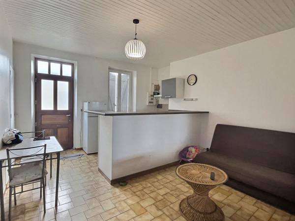 IDEAL INVESTISSEUR ! Dans le charmant village de Monclar venez découvrir cette jolie maison. Ce sont au total 50.46m2 habitables répartis sur trois niveaux qui vous attendent. Au rez-de-chaussée, vous trouverez une cave de 23,63 m2 et un grand garage d'e , Monclar