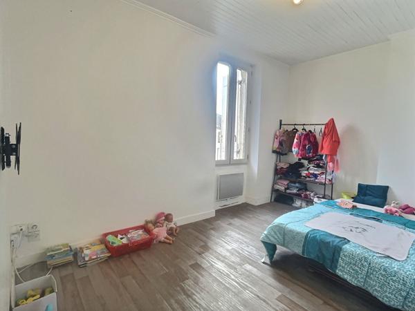 IDEAL INVESTISSEUR ! Dans le charmant village de Monclar venez découvrir cette jolie maison. Ce sont au total 50.46m2 habitables répartis sur trois niveaux qui vous attendent. Au rez-de-chaussée, vous trouverez une cave de 23,63 m2 et un grand garage d'e , Monclar
