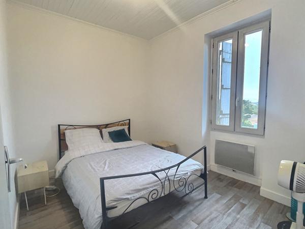 IDEAL INVESTISSEUR ! Dans le charmant village de Monclar venez découvrir cette jolie maison. Ce sont au total 50.46m2 habitables répartis sur trois niveaux qui vous attendent. Au rez-de-chaussée, vous trouverez une cave de 23,63 m2 et un grand garage d'e , Monclar