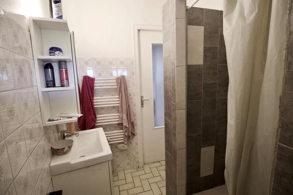 IDEAL INVESTISSEUR ! Dans le charmant village de Monclar venez découvrir cette jolie maison. Ce sont au total 50.46m2 habitables répartis sur trois niveaux qui vous attendent. Au rez-de-chaussée, vous trouverez une cave de 23,63 m2 et un grand garage d'e , Monclar