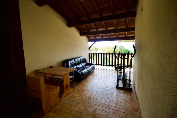 IDEAL INVESTISSEUR ! Dans le charmant village de Monclar venez découvrir cette jolie maison. Ce sont au total 50.46m2 habitables répartis sur trois niveaux qui vous attendent. Au rez-de-chaussée, vous trouverez une cave de 23,63 m2 et un grand garage d'e , Monclar
