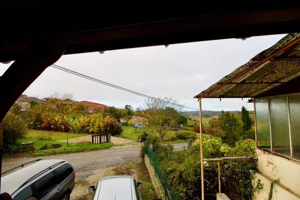 IDEAL INVESTISSEUR ! Dans le charmant village de Monclar venez découvrir cette jolie maison. Ce sont au total 50.46m2 habitables répartis sur trois niveaux qui vous attendent. Au rez-de-chaussée, vous trouverez une cave de 23,63 m2 et un grand garage d'e , Monclar