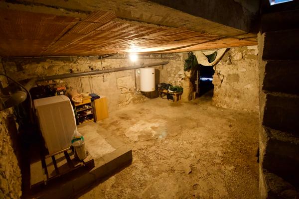IDEAL INVESTISSEUR ! Dans le charmant village de Monclar venez découvrir cette jolie maison. Ce sont au total 50.46m2 habitables répartis sur trois niveaux qui vous attendent. Au rez-de-chaussée, vous trouverez une cave de 23,63 m2 et un grand garage d'e , Monclar