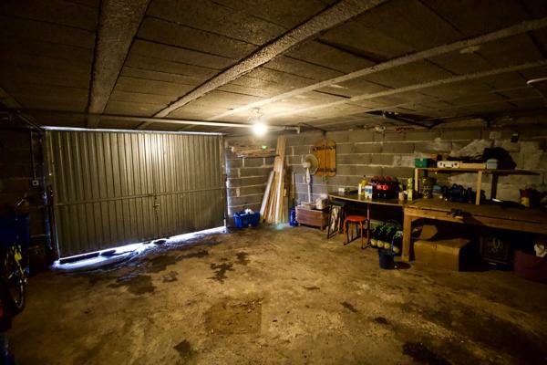 IDEAL INVESTISSEUR ! Dans le charmant village de Monclar venez découvrir cette jolie maison. Ce sont au total 50.46m2 habitables répartis sur trois niveaux qui vous attendent. Au rez-de-chaussée, vous trouverez une cave de 23,63 m2 et un grand garage d'e , Monclar