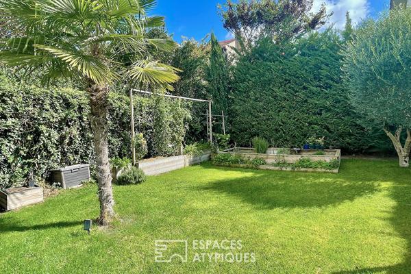 Maison années 50 avec jardin et double garage