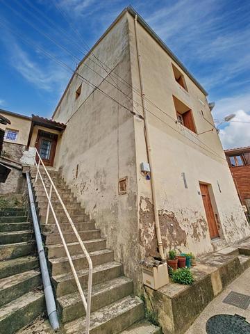 Maison de village avec jardin de 2000m² et vue panoramique – Graissessac