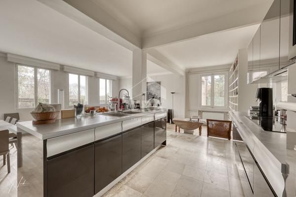 Sèvres Les Bruyères - Maison familiale avec six chambres, jardin et deux terrasses