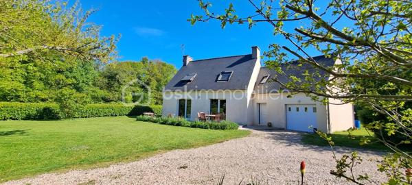 La Familiale

Laissez-vous séduire par La Familiale, une agréable maison de construction traditionnelle, alliant confort, fonctionnalité et luminosité. Construite sur un terrain arboré de plus de 3 200 m², elle offre un cadre de vie paisible et verdoyant, idéal pour une famille en quête d'espace et de tranquillité.

Dès l'entrée, vous découvrirez une atmosphère chaleureuse avec une belle pièce de vie d'environ 44 m², composée d'une cuisine ouverte sur un salon/salle à mange agrémenté d'un poêle à pellets. Cet espace s'ouvre directement sur une terrasse en bois exposée sud-ouest, parfaite pour profiter des beaux jours.

Le rez-de-chaussée propose également une chambre, une salle d'eau et un WC indépendant, offrant un véritable confort de vie de plain-pied.

À l'étage, le palier dessert trois chambres, un bureau, une salle de bains, un WC indépendant ainsi qu'une vaste salle de jeux d'environ 30 m², facilement adaptable selon vos besoins : espace détente, salle de sport, atelier ou chambre supplémentaire.

Un garage attenant avec espace buanderie vient compléter l'ensemble.

À l'extérieur, le jardin soigneusement arboré entoure la maison et préserve votre intimité grâce à l'absence de vis-à-vis. Vous profiterez également d'un verger et d'un espace potager, pour un cadre de vie au plus proche de la nature.

Caractéristiques techniques :
- Huisseries PVC double vitrage
- Volets roulants manuels
- Volets solaires sur fenêtres de toit
- Chauffage électrique et poêle à pellets
- VMC dans les pièces d'eau
- Assainissement individuel
- Vide sanitaire
- Drainage périphérique de la maison
- assainissement individuel CONFORME 

Aucun travaux à prévoir pour cette maison parfaitement entretenue, idéalement située à proximité des commodités et des principaux axes reliant notamment Carhaix et Quimper.

Une maison familiale de grande qualité, prête à accueillir ses nouveaux propriétaires.

Pour plus d'informations ou organiser une visite, contactez-moi dès maintenant. Je me ferai un plaisir de vous faire découvrir ce bien.

VISITE VIRTUELLE SUR DEMANDE après échange téléphonique.