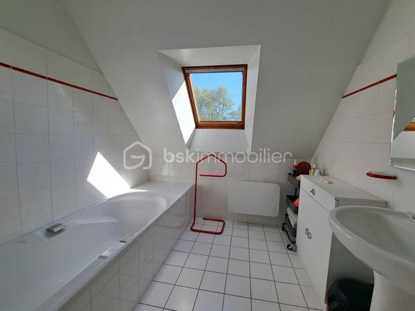 La Familiale

Laissez-vous séduire par La Familiale, une agréable maison de construction traditionnelle, alliant confort, fonctionnalité et luminosité. Construite sur un terrain arboré de plus de 3 200 m², elle offre un cadre de vie paisible et verdoyant, idéal pour une famille en quête d'espace et de tranquillité.

Dès l'entrée, vous découvrirez une atmosphère chaleureuse avec une belle pièce de vie d'environ 44 m², composée d'une cuisine ouverte sur un salon/salle à mange agrémenté d'un poêle à pellets. Cet espace s'ouvre directement sur une terrasse en bois exposée sud-ouest, parfaite pour profiter des beaux jours.

Le rez-de-chaussée propose également une chambre, une salle d'eau et un WC indépendant, offrant un véritable confort de vie de plain-pied.

À l'étage, le palier dessert trois chambres, un bureau, une salle de bains, un WC indépendant ainsi qu'une vaste salle de jeux d'environ 30 m², facilement adaptable selon vos besoins : espace détente, salle de sport, atelier ou chambre supplémentaire.

Un garage attenant avec espace buanderie vient compléter l'ensemble.

À l'extérieur, le jardin soigneusement arboré entoure la maison et préserve votre intimité grâce à l'absence de vis-à-vis. Vous profiterez également d'un verger et d'un espace potager, pour un cadre de vie au plus proche de la nature.

Caractéristiques techniques :
- Huisseries PVC double vitrage
- Volets roulants manuels
- Volets solaires sur fenêtres de toit
- Chauffage électrique et poêle à pellets
- VMC dans les pièces d'eau
- Assainissement individuel
- Vide sanitaire
- Drainage périphérique de la maison
- assainissement individuel CONFORME 

Aucun travaux à prévoir pour cette maison parfaitement entretenue, idéalement située à proximité des commodités et des principaux axes reliant notamment Carhaix et Quimper.

Une maison familiale de grande qualité, prête à accueillir ses nouveaux propriétaires.

Pour plus d'informations ou organiser une visite, contactez-moi dès maintenant. Je me ferai un plaisir de vous faire découvrir ce bien.

VISITE VIRTUELLE SUR DEMANDE après échange téléphonique.