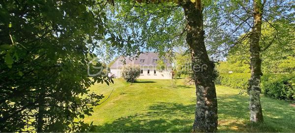 La Familiale

Laissez-vous séduire par La Familiale, une agréable maison de construction traditionnelle, alliant confort, fonctionnalité et luminosité. Construite sur un terrain arboré de plus de 3 200 m², elle offre un cadre de vie paisible et verdoyant, idéal pour une famille en quête d'espace et de tranquillité.

Dès l'entrée, vous découvrirez une atmosphère chaleureuse avec une belle pièce de vie d'environ 44 m², composée d'une cuisine ouverte sur un salon/salle à mange agrémenté d'un poêle à pellets. Cet espace s'ouvre directement sur une terrasse en bois exposée sud-ouest, parfaite pour profiter des beaux jours.

Le rez-de-chaussée propose également une chambre, une salle d'eau et un WC indépendant, offrant un véritable confort de vie de plain-pied.

À l'étage, le palier dessert trois chambres, un bureau, une salle de bains, un WC indépendant ainsi qu'une vaste salle de jeux d'environ 30 m², facilement adaptable selon vos besoins : espace détente, salle de sport, atelier ou chambre supplémentaire.

Un garage attenant avec espace buanderie vient compléter l'ensemble.

À l'extérieur, le jardin soigneusement arboré entoure la maison et préserve votre intimité grâce à l'absence de vis-à-vis. Vous profiterez également d'un verger et d'un espace potager, pour un cadre de vie au plus proche de la nature.

Caractéristiques techniques :
- Huisseries PVC double vitrage
- Volets roulants manuels
- Volets solaires sur fenêtres de toit
- Chauffage électrique et poêle à pellets
- VMC dans les pièces d'eau
- Assainissement individuel
- Vide sanitaire
- Drainage périphérique de la maison
- assainissement individuel CONFORME 

Aucun travaux à prévoir pour cette maison parfaitement entretenue, idéalement située à proximité des commodités et des principaux axes reliant notamment Carhaix et Quimper.

Une maison familiale de grande qualité, prête à accueillir ses nouveaux propriétaires.

Pour plus d'informations ou organiser une visite, contactez-moi dès maintenant. Je me ferai un plaisir de vous faire découvrir ce bien.

VISITE VIRTUELLE SUR DEMANDE après échange téléphonique.