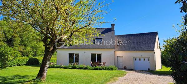 La Familiale

Laissez-vous séduire par La Familiale, une agréable maison de construction traditionnelle, alliant confort, fonctionnalité et luminosité. Construite sur un terrain arboré de plus de 3 200 m², elle offre un cadre de vie paisible et verdoyant, idéal pour une famille en quête d'espace et de tranquillité.

Dès l'entrée, vous découvrirez une atmosphère chaleureuse avec une belle pièce de vie d'environ 44 m², composée d'une cuisine ouverte sur un salon/salle à mange agrémenté d'un poêle à pellets. Cet espace s'ouvre directement sur une terrasse en bois exposée sud-ouest, parfaite pour profiter des beaux jours.

Le rez-de-chaussée propose également une chambre, une salle d'eau et un WC indépendant, offrant un véritable confort de vie de plain-pied.

À l'étage, le palier dessert trois chambres, un bureau, une salle de bains, un WC indépendant ainsi qu'une vaste salle de jeux d'environ 30 m², facilement adaptable selon vos besoins : espace détente, salle de sport, atelier ou chambre supplémentaire.

Un garage attenant avec espace buanderie vient compléter l'ensemble.

À l'extérieur, le jardin soigneusement arboré entoure la maison et préserve votre intimité grâce à l'absence de vis-à-vis. Vous profiterez également d'un verger et d'un espace potager, pour un cadre de vie au plus proche de la nature.

Caractéristiques techniques :
- Huisseries PVC double vitrage
- Volets roulants manuels
- Volets solaires sur fenêtres de toit
- Chauffage électrique et poêle à pellets
- VMC dans les pièces d'eau
- Assainissement individuel
- Vide sanitaire
- Drainage périphérique de la maison
- assainissement individuel CONFORME 

Aucun travaux à prévoir pour cette maison parfaitement entretenue, idéalement située à proximité des commodités et des principaux axes reliant notamment Carhaix et Quimper.

Une maison familiale de grande qualité, prête à accueillir ses nouveaux propriétaires.

Pour plus d'informations ou organiser une visite, contactez-moi dès maintenant. Je me ferai un plaisir de vous faire découvrir ce bien.

VISITE VIRTUELLE SUR DEMANDE après échange téléphonique.