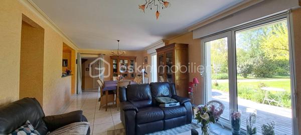 La Familiale

Laissez-vous séduire par La Familiale, une agréable maison de construction traditionnelle, alliant confort, fonctionnalité et luminosité. Construite sur un terrain arboré de plus de 3 200 m², elle offre un cadre de vie paisible et verdoyant, idéal pour une famille en quête d'espace et de tranquillité.

Dès l'entrée, vous découvrirez une atmosphère chaleureuse avec une belle pièce de vie d'environ 44 m², composée d'une cuisine ouverte sur un salon/salle à mange agrémenté d'un poêle à pellets. Cet espace s'ouvre directement sur une terrasse en bois exposée sud-ouest, parfaite pour profiter des beaux jours.

Le rez-de-chaussée propose également une chambre, une salle d'eau et un WC indépendant, offrant un véritable confort de vie de plain-pied.

À l'étage, le palier dessert trois chambres, un bureau, une salle de bains, un WC indépendant ainsi qu'une vaste salle de jeux d'environ 30 m², facilement adaptable selon vos besoins : espace détente, salle de sport, atelier ou chambre supplémentaire.

Un garage attenant avec espace buanderie vient compléter l'ensemble.

À l'extérieur, le jardin soigneusement arboré entoure la maison et préserve votre intimité grâce à l'absence de vis-à-vis. Vous profiterez également d'un verger et d'un espace potager, pour un cadre de vie au plus proche de la nature.

Caractéristiques techniques :
- Huisseries PVC double vitrage
- Volets roulants manuels
- Volets solaires sur fenêtres de toit
- Chauffage électrique et poêle à pellets
- VMC dans les pièces d'eau
- Assainissement individuel
- Vide sanitaire
- Drainage périphérique de la maison
- assainissement individuel CONFORME 

Aucun travaux à prévoir pour cette maison parfaitement entretenue, idéalement située à proximité des commodités et des principaux axes reliant notamment Carhaix et Quimper.

Une maison familiale de grande qualité, prête à accueillir ses nouveaux propriétaires.

Pour plus d'informations ou organiser une visite, contactez-moi dès maintenant. Je me ferai un plaisir de vous faire découvrir ce bien.

VISITE VIRTUELLE SUR DEMANDE après échange téléphonique.