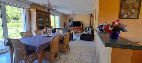 La Familiale

Laissez-vous séduire par La Familiale, une agréable maison de construction traditionnelle, alliant confort, fonctionnalité et luminosité. Construite sur un terrain arboré de plus de 3 200 m², elle offre un cadre de vie paisible et verdoyant, idéal pour une famille en quête d'espace et de tranquillité.

Dès l'entrée, vous découvrirez une atmosphère chaleureuse avec une belle pièce de vie d'environ 44 m², composée d'une cuisine ouverte sur un salon/salle à mange agrémenté d'un poêle à pellets. Cet espace s'ouvre directement sur une terrasse en bois exposée sud-ouest, parfaite pour profiter des beaux jours.

Le rez-de-chaussée propose également une chambre, une salle d'eau et un WC indépendant, offrant un véritable confort de vie de plain-pied.

À l'étage, le palier dessert trois chambres, un bureau, une salle de bains, un WC indépendant ainsi qu'une vaste salle de jeux d'environ 30 m², facilement adaptable selon vos besoins : espace détente, salle de sport, atelier ou chambre supplémentaire.

Un garage attenant avec espace buanderie vient compléter l'ensemble.

À l'extérieur, le jardin soigneusement arboré entoure la maison et préserve votre intimité grâce à l'absence de vis-à-vis. Vous profiterez également d'un verger et d'un espace potager, pour un cadre de vie au plus proche de la nature.

Caractéristiques techniques :
- Huisseries PVC double vitrage
- Volets roulants manuels
- Volets solaires sur fenêtres de toit
- Chauffage électrique et poêle à pellets
- VMC dans les pièces d'eau
- Assainissement individuel
- Vide sanitaire
- Drainage périphérique de la maison
- assainissement individuel CONFORME 

Aucun travaux à prévoir pour cette maison parfaitement entretenue, idéalement située à proximité des commodités et des principaux axes reliant notamment Carhaix et Quimper.

Une maison familiale de grande qualité, prête à accueillir ses nouveaux propriétaires.

Pour plus d'informations ou organiser une visite, contactez-moi dès maintenant. Je me ferai un plaisir de vous faire découvrir ce bien.

VISITE VIRTUELLE SUR DEMANDE après échange téléphonique.