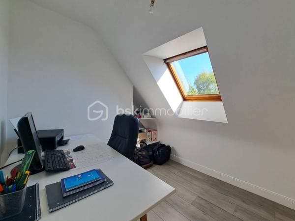 La Familiale

Laissez-vous séduire par La Familiale, une agréable maison de construction traditionnelle, alliant confort, fonctionnalité et luminosité. Construite sur un terrain arboré de plus de 3 200 m², elle offre un cadre de vie paisible et verdoyant, idéal pour une famille en quête d'espace et de tranquillité.

Dès l'entrée, vous découvrirez une atmosphère chaleureuse avec une belle pièce de vie d'environ 44 m², composée d'une cuisine ouverte sur un salon/salle à mange agrémenté d'un poêle à pellets. Cet espace s'ouvre directement sur une terrasse en bois exposée sud-ouest, parfaite pour profiter des beaux jours.

Le rez-de-chaussée propose également une chambre, une salle d'eau et un WC indépendant, offrant un véritable confort de vie de plain-pied.

À l'étage, le palier dessert trois chambres, un bureau, une salle de bains, un WC indépendant ainsi qu'une vaste salle de jeux d'environ 30 m², facilement adaptable selon vos besoins : espace détente, salle de sport, atelier ou chambre supplémentaire.

Un garage attenant avec espace buanderie vient compléter l'ensemble.

À l'extérieur, le jardin soigneusement arboré entoure la maison et préserve votre intimité grâce à l'absence de vis-à-vis. Vous profiterez également d'un verger et d'un espace potager, pour un cadre de vie au plus proche de la nature.

Caractéristiques techniques :
- Huisseries PVC double vitrage
- Volets roulants manuels
- Volets solaires sur fenêtres de toit
- Chauffage électrique et poêle à pellets
- VMC dans les pièces d'eau
- Assainissement individuel
- Vide sanitaire
- Drainage périphérique de la maison
- assainissement individuel CONFORME 

Aucun travaux à prévoir pour cette maison parfaitement entretenue, idéalement située à proximité des commodités et des principaux axes reliant notamment Carhaix et Quimper.

Une maison familiale de grande qualité, prête à accueillir ses nouveaux propriétaires.

Pour plus d'informations ou organiser une visite, contactez-moi dès maintenant. Je me ferai un plaisir de vous faire découvrir ce bien.

VISITE VIRTUELLE SUR DEMANDE après échange téléphonique.