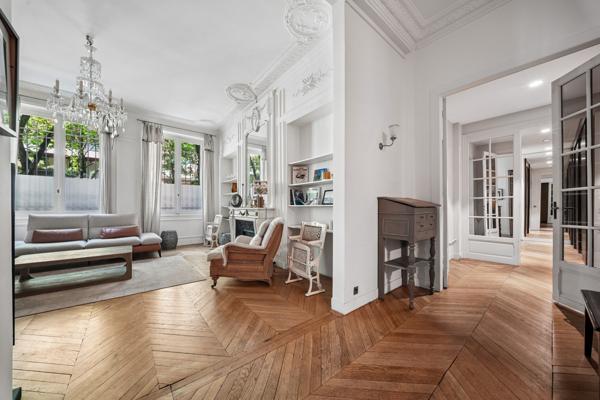 Paris (75007) GROS CAILLOU, CHAMPS-DE-MARS 7 pièces 200 m²