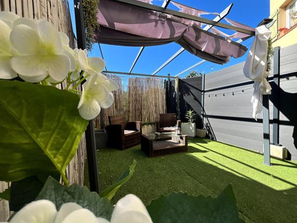 Magnifique appartement studio en rez-de-chaussée avec jardin et une place de stationnement à 200 m de la mer