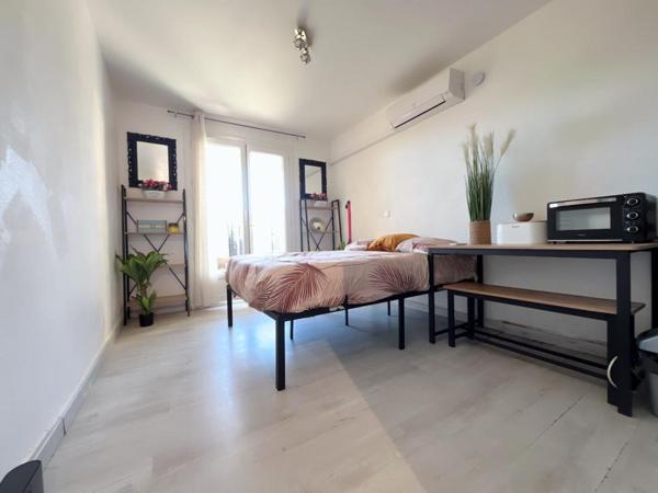 Magnifique appartement studio en rez-de-chaussée avec jardin et une place de stationnement à 200 m de la mer