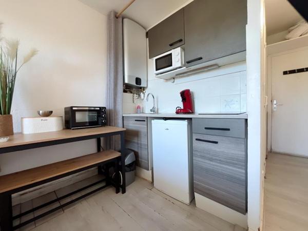 Magnifique appartement studio en rez-de-chaussée avec jardin et une place de stationnement à 200 m de la mer