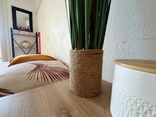 Magnifique appartement studio en rez-de-chaussée avec jardin et une place de stationnement à 200 m de la mer