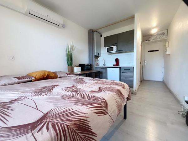 Magnifique appartement studio en rez-de-chaussée avec jardin et une place de stationnement à 200 m de la mer