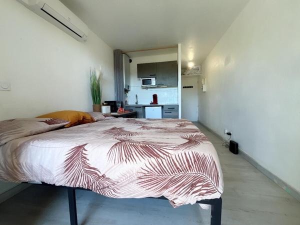Magnifique appartement studio en rez-de-chaussée avec jardin et une place de stationnement à 200 m de la mer