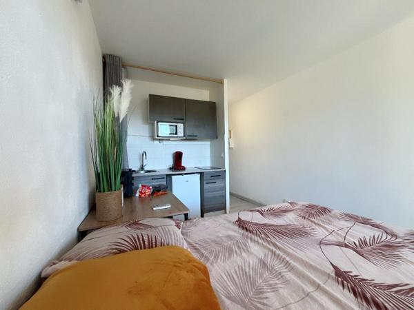 Magnifique appartement studio en rez-de-chaussée avec jardin et une place de stationnement à 200 m de la mer