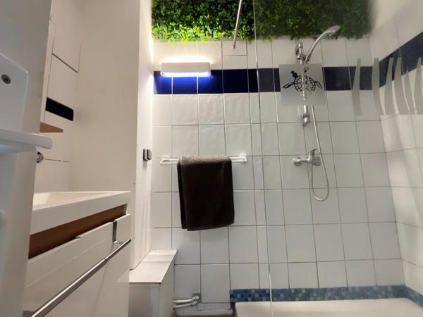 Magnifique appartement studio en rez-de-chaussée avec jardin et une place de stationnement à 200 m de la mer