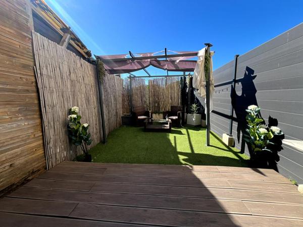 Magnifique appartement studio en rez-de-chaussée avec jardin et une place de stationnement à 200 m de la mer