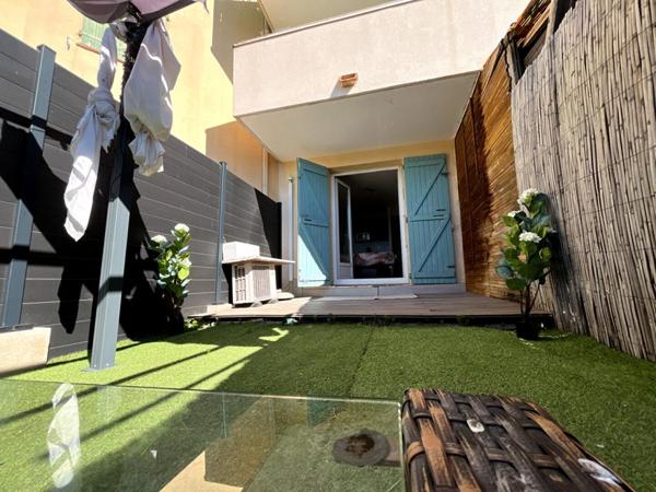 Magnifique appartement studio en rez-de-chaussée avec jardin et une place de stationnement à 200 m de la mer