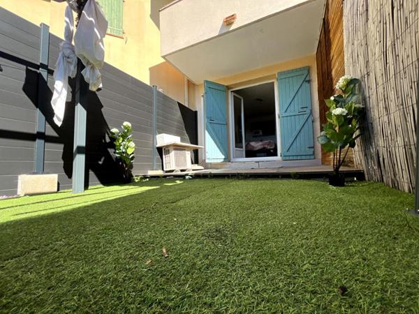Magnifique appartement studio en rez-de-chaussée avec jardin et une place de stationnement à 200 m de la mer