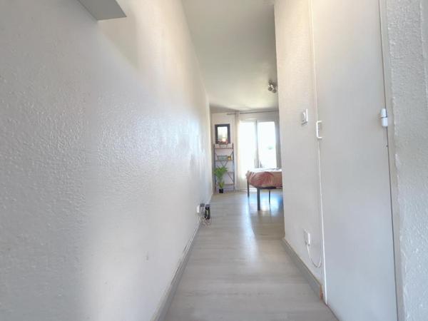 Magnifique appartement studio en rez-de-chaussée avec jardin et une place de stationnement à 200 m de la mer