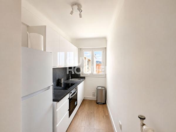 Appartement 2 pièces à louer au dernier étage avec vue dégagée à Nice Musiciens
