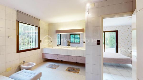 [CONFIDENTIEL] L’Échappée Verte – Villa d’Architecte & Nature Envoûtante aux Portes de Toulouse

À seulement 20 minutes de l’effervescence toulousaine, au cœur d’un secteur ultra-préservé et confidentiel de Labarthe-sur-Lèze, découvrez un refuge contemporain unique où le luxe se conjugue avec espace, lumière et sérénité absolue.
Ici, rien d'ostentatoire, mais le vrai privilège de l’espace : une superbe propriété contemporaine de 220 m², pensée sur des demi-niveaux fluides qui dictent un art de vivre résolument moderne et convivial.
L’Espace de Vie : Volume, Lumière & Convivialité
Dès l’entrée, le ton est donné. Les volumes s’articulent avec élégance et s'ouvrent sur l'extérieur :
Un vaste séjour et une salle à manger baignés de lumière, parfaits pour recevoir ou se retrouver en famille.
Une cuisine dînatoire haut de gamme, prolongée par une grande buanderie ultra-fonctionnelle.
Côté nuit en rez-de-chaussée : Une suite parentale pensée comme une chambre d'hôtel de charme, avec sa salle de bain design, son dressing et surtout, sa terrasse privative pour un accès direct au jardin dès le réveil.
L’Étage : L'Esprit "Arty" et Familial
Un bel escalier mène à une grande mezzanine lumineuse, espace idéal pour un bureau d'artiste, une bibliothèque ou un salon de lecture. Elle dessert :
3 belles chambres spacieuses, dont 2 bénéficient de leur propre terrasse suspendue privative.
Une seconde salle de bain indépendante avec WC.
Le Jardin secret : Un Parc de 5000 m2 en Communion avec la Nature
Le véritable coup de cœur opère à l'extérieur. La villa est implantée au beau milieu d'un parc paysager d'exception, véritable paradis vert bordé par une charmante petite rivière :
Environ 2000 m² de pelouse impeccable, agrémentée de massifs soignés, d'une bambouseraie poétique et d'une magnifique partie boisée. Un terrain de jeu idéal pour les enfants et un havre de biodiversité.
Une immense terrasse entoure la villa pour vivre dehors aux beaux jours.
Une grande piscine avec couverture rétractable, pour moins d'entretien.
Les Prestations "Grand Confort"
Un sous-sol total de 100 m² comprenant un grand garage, un atelier pour les passionnés de création ou de bricolage, et une vraie cave pour les amateurs de grands crus.
État irréprochable : Aucun travail à prévoir, vous n'avez plus qu'à poser vos valises.
Le luxe de l'emplacement : Un calme absolu, le murmure de l'eau, et pourtant... le centre du village et ses commerces de proximité sont accessibles en 5 minutes à pied. Une vraie vie de village à pied, sans compromis.
Une propriété rare, de construction traditionnelle avec ourdis et sous-sol tout béton, idéale pour des citadins en quête de déconnexion, de nature et de volumes, sans s'éloigner de Toulouse.
Contactez-moi, Benoît Roux, au 06 23 79 41 17
